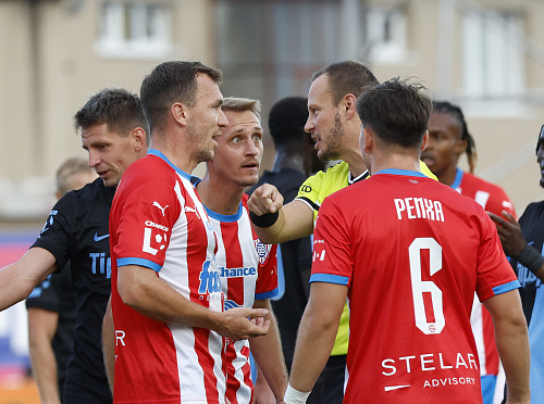 Rozhodčí Lukáš Nehasil v diskusi s hráči Zbrojovky Brno po udělení červené...