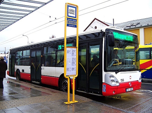 Zastávky u železničního nádraží Opava-východ suplují autobusové nádraží. Jenže...