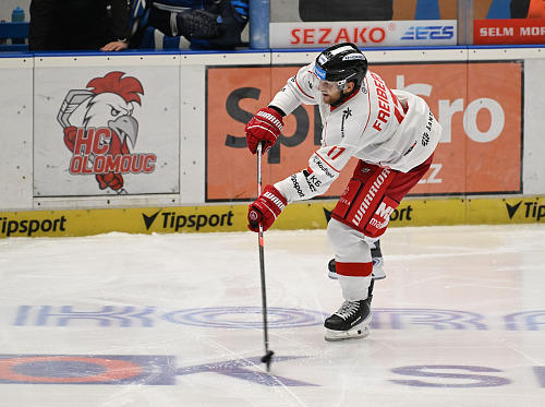 Lotyšský hokejista Ralfs Freibergs v dresu Olomouce