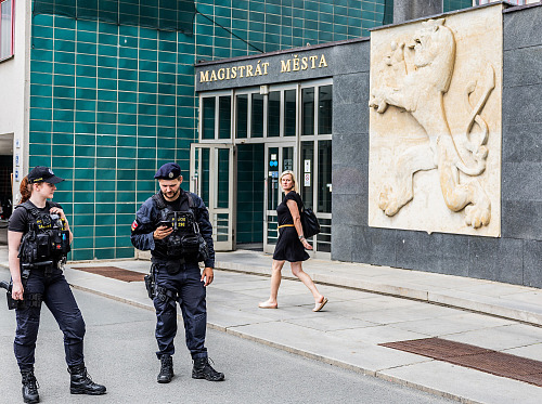Policisté před budovou magistrátu v Hradci Králové.