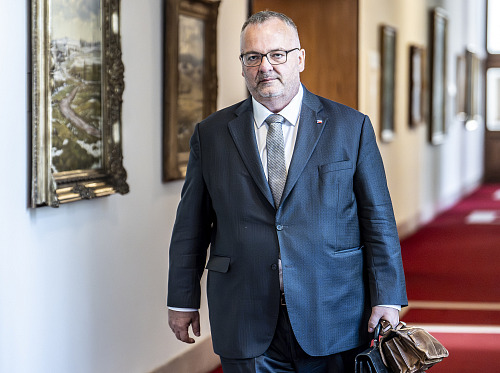 Ministr dopravy Ivan Bednárik přichází na jednání vlády. (20. července 2026)