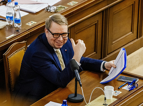 Ministr práce Aleš Juchelka (ANO) na schůzi Sněmovny, kde se mimo jiné...