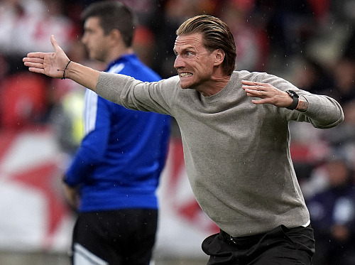Plzeňský trenér Radoslav Kováč reaguje v zápase se Slavií.