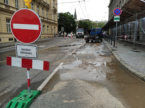 U krajského úřadu na Žerotínově náměstí v Brně dnes odpoledne praskl vodovod a...