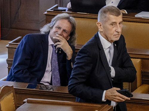 Miroslav Ševčík (SPD) a Andrej Babiš (ANO) během jednání na mimořádné schůzi...
