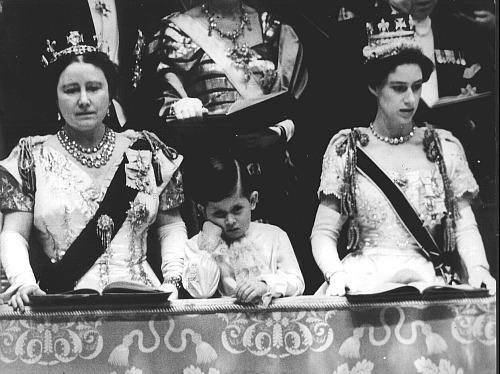 Karel III. se jako čtyřletý hoch v roce 1953 zúčastnil korunovace své matky,...