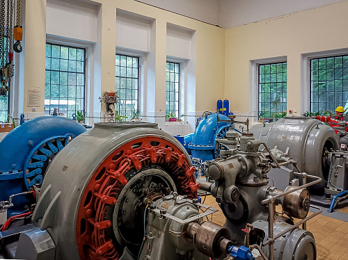 Když je elektrárna v plném provozu, tak minimálně jedna ze dvou turbín funguje....