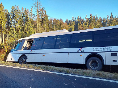 U Horního Kramolína havaroval autobus. Dva lidé utrpěli zranění. (29. října...