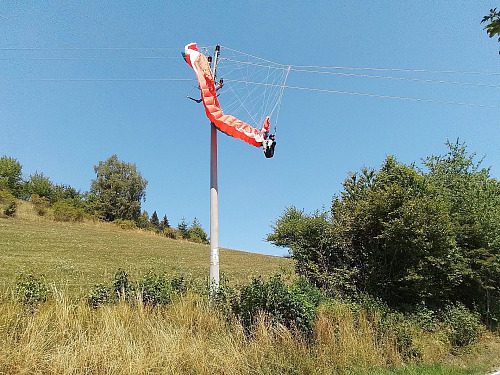 Paraglidistu i s křídlem zamotaného do drátů elektrického vedení zachraňovali z...