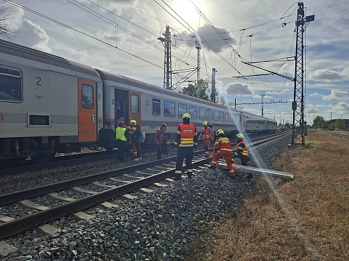 Rychlík najel v Olomouci na kus zvedáku ležící v kolejišti. Více než 160...