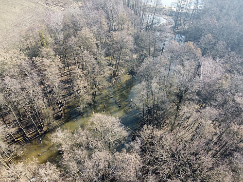 Letecký snímek zachycuje revitalizované území u potoka Na Důlském na Těšínsku,...