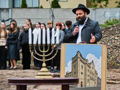 Pietní setkání v místech vypálené Velké synagogy v Brně na nároží Přízovy a...