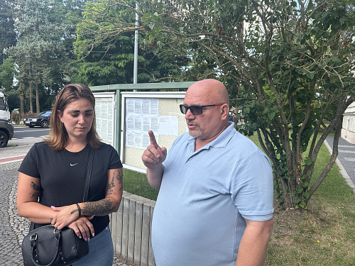 Matka dítěte Tereza Golierová a dědeček dítěte Radek Golier. (13. července 2026)