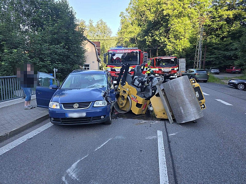 V Jablonci se srazil silniční válec s osobním automobilem. (24. června 2026)