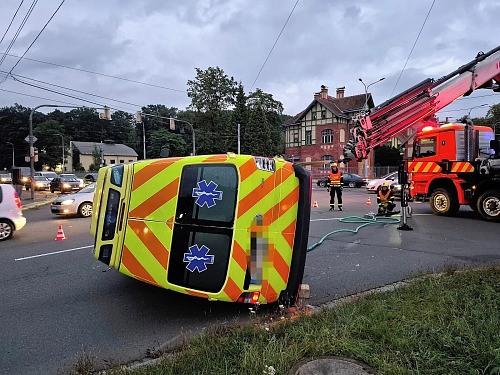 V Ostravě-Nové Vsi se brzy ráno srazila sanitka a osobní auto. Po srážce se...