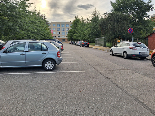 Ulice kolem kampusu Jihočeské univerzity jsou v obležení aut. Odstavují je tam...