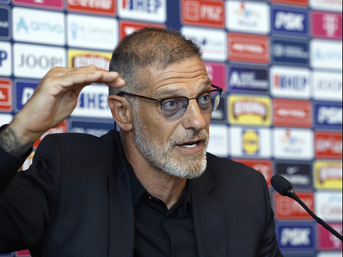 Chorvatský trenér Slaven Bilič na tiskové konferenci.