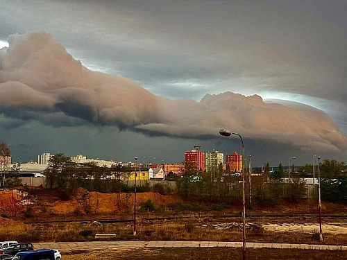 Snímek mohutného shelf cloudu v plzeňských Skvrňanech. (31. srpna 2026)