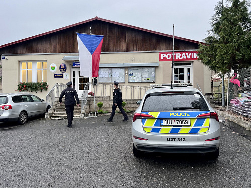 Na průběh voleb v Chožově na Lounsku dohlížela policie. (9. října 2026)