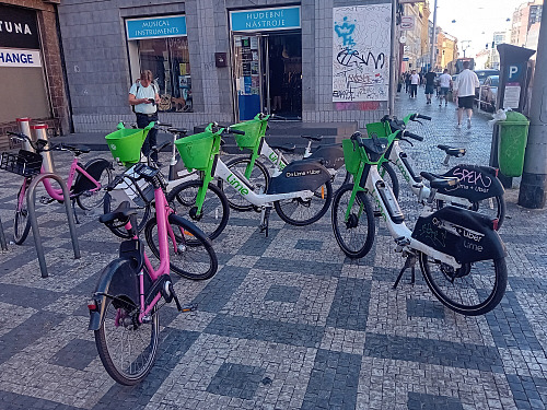 Sdílená kola stále parkují, kde nemají. Stojí na rovnoběžných čarách a blokují...