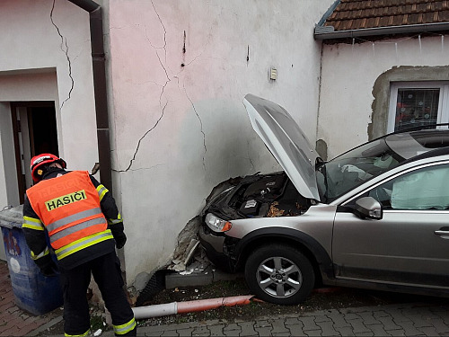 V Sokolnicích na Brněnsku naboural vůz do domu, jeden člověk se těžce zranil....