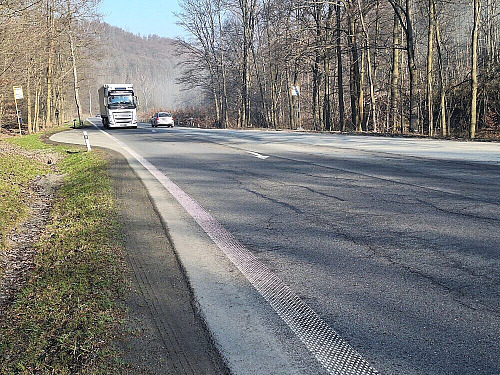 Je popraskaná a plná vysprávek. Silnice I/57 mezi Hradcem nad Moravicí a...