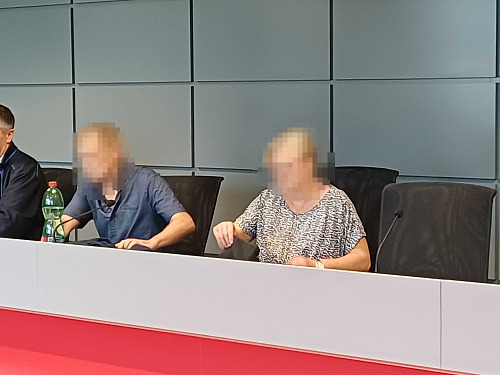 Obžalovaní manželé před krajským soudem v Olomouci. (5. srpna 2026)