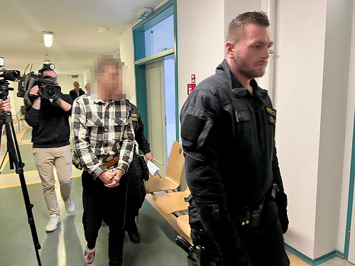 Muž obviněný z vraždy syna na Lounsku míří k vazebnímu zasedání u Okresního...