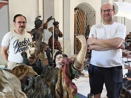 Restaurátoři Vojtěch Verner (vlevo) a Vojtěch Krajíček připravují barokní sochy...