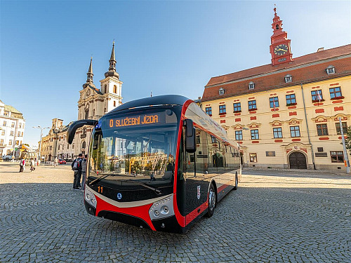 Jeden z nových parciálních trolejbusů, které letos pořídil jihlavský dopravní...
