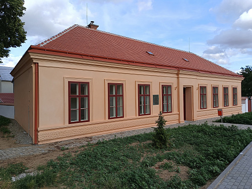 V této někdejší jednotřídce v Šemíkovicích na Třebíčsku žil Vítězslav Nezval v...