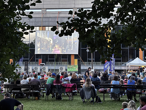 Žďárské letní kino za kulturním domem má tradici sahající do roku 2017. Letos...