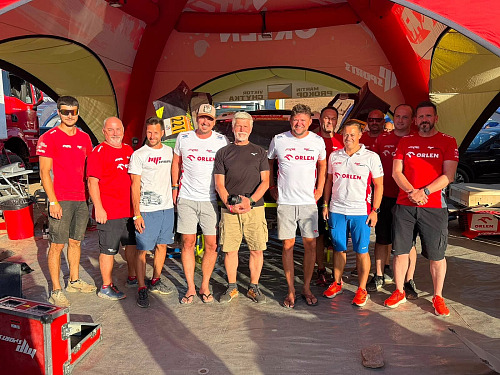 „Kamarád z Dakaru Petr Pavel nás navštívil i na Rallye du Maroc. Děkujeme!“...