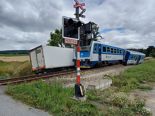 U Chýnova na Táborsku se srazil náklaďák s osobním vlakem (23. července 2026)
