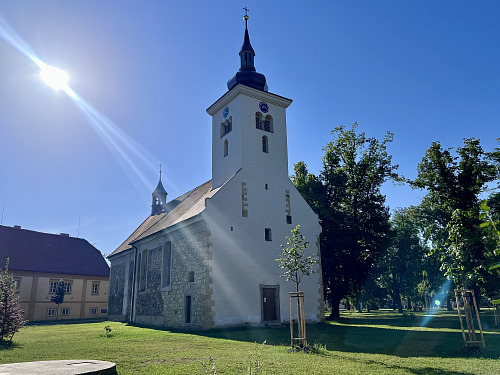Kostel sv. Šimona a Judy v Lenešicích na Lounsku (červen 2026)