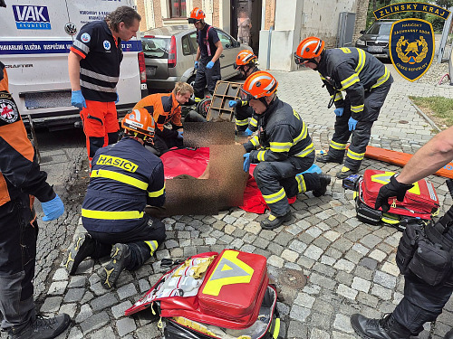 Při výbuchu vodovodního potrubí se v Kroměříži zranili dva muži. (23. červenec...