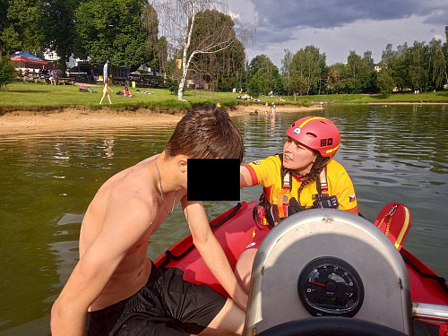 Víkendová záchrana tonoucího mladíka na jablonecké přehradě opět rozpoutala...