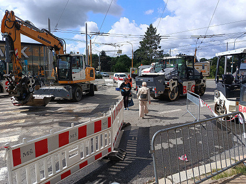 Uzavřená je v Jihlavě aktuálně kvůli opravě silnice i křižovatka u obchodního...