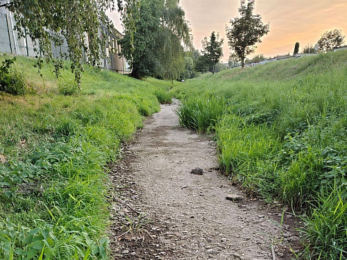 Následky katastrofálního sucha dokládá třeba vyschlé koryto Trusovického potoka...