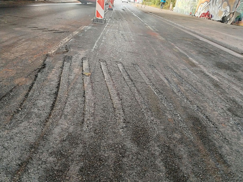 Po vyproštění zaseknutého kamionu s nákladem zůstaly ve vozovce viditelné rýhy....