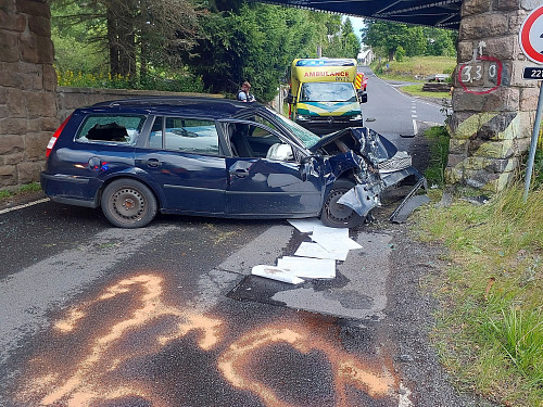 Řidič Fordu se při nárazu do pilíře viaduktu zranil, sanita ho následně...