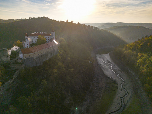 Hrad Bítov na Znojemsku v údolí Želetavky v podzimním hávu při východu slunce....