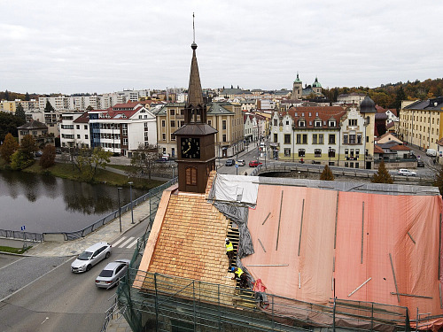 V letošním roce dělníci dokončili opravu střechy kostela. Nově ji tvoří...
