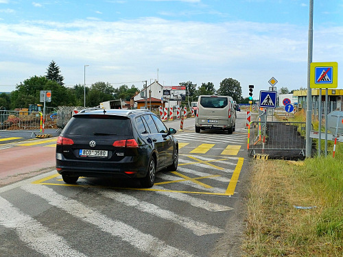 U stavby nové křižovatky v Plané řídí provoz semafory a v dopolední a odpolední...
