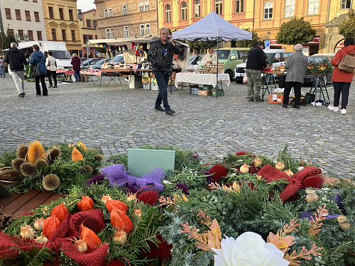 Těžká práce trhovce. Stánek redaktorky, která si zkusila prodej věnců. Lidé...