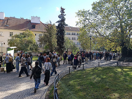 Stovky lidí čekají na Újezdě ve frontě, aby se mohli svézt novými vozy na...