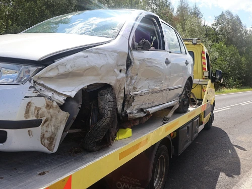 Škoda Fabia, kterou řídila silně opilá osmatřicetiletá žena.