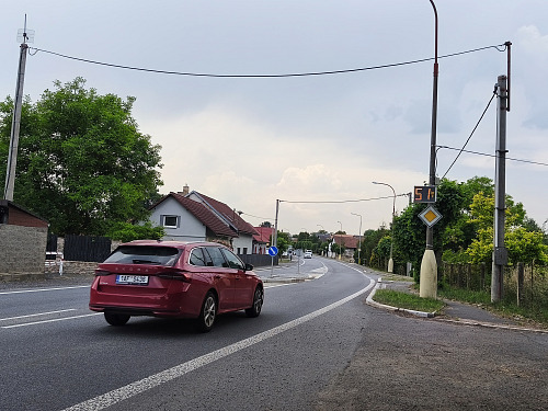 Obcí Ostrov projíždí momentálně něco přes 4 tisíce vozidel denně. (29. června...