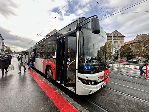 Zastávka pro tramvaje a autobusy na Vítězném náměstí (22. října 2025).