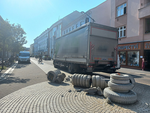 Řidič nákladního vozu v pondělí dopoledne nacouval do díla, které stojí na...